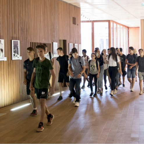 Groupes de jeunes au Mémorial