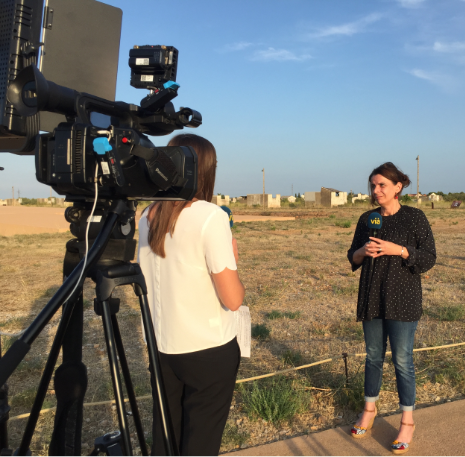 Tournage avec caméra et journalistes