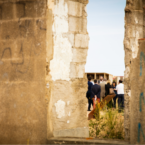 Visite extérieure parmi les bâtiments en ruine