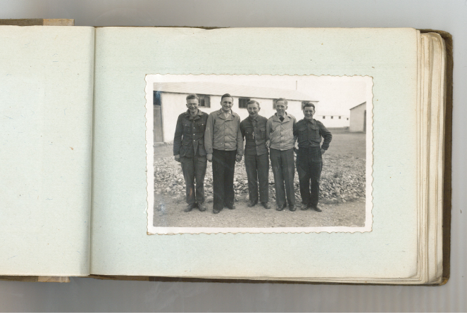 image d'archive du camp 1945-1948 rivesaltes un groupe d'homme se prend en photo