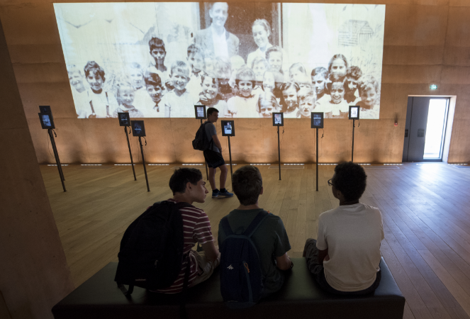 Exposition de photo dans le bâtiment du mémorial