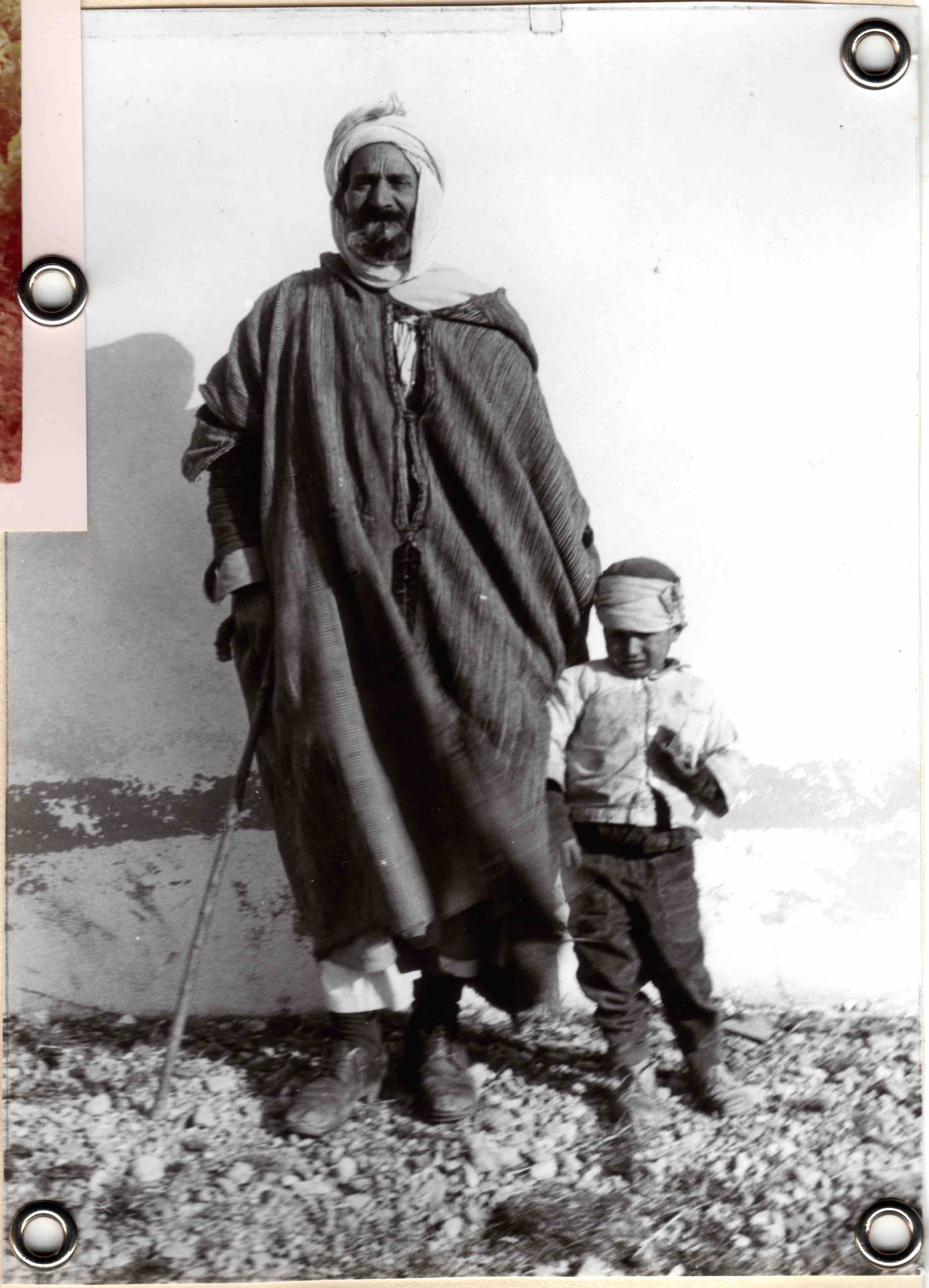 Ancien combattant harki et enfant à Rivesaltes en 1962