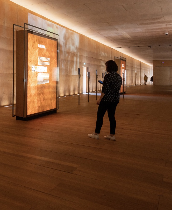 Un personne devant un des totems de l'exposition