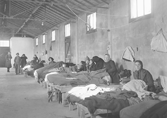 Photo de Paul Senn intérieur des barraques dortoir du Camp de Rivesaltes 